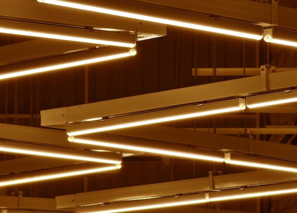 ceiling-with-pipes-is-beautifully-decorated-with-many-industrial-lamps_179755-28193